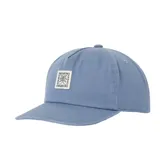 Gorra de cinco paneles confeccionada en lona de algodón color celeste, con corona media sin estructura y parche bordado frontal con logo de la marca.