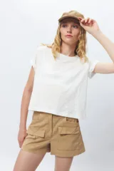 Remera de algodón de manga corta con cuello redondo, diseño básico y corte clásico.