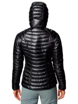 Campera puffer ultraligera con capucha, confeccionada en tejido ripstop reciclado con acabado brillante. Cuenta con cierre frontal, bolsillos laterales con cremallera y puños elásticos. Relleno de plumón de alta capacidad térmica.