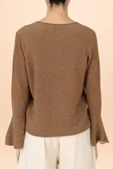 Suéter de punto con cuello perkins, color dorado con acabado brillante, de manga larga con puños acampanados y diseño de corte recto.