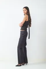 Pantalón de vestir de corte recto y tiro bajo, confeccionado en tela con estampado de rayas diplomáticas. Presenta cierre frontal con cremallera y diseño estructurado.