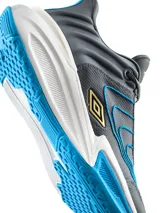 Championes deportivos Umbro para hombre, color gris con detalles en azul y suela blanca y azul.