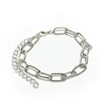 Pulsera plateada con eslabones grandes y pequeños, cierre de mosquetón y cadena de alargue.