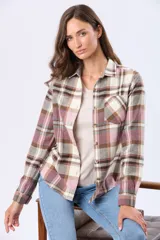 Camisa de viyela a cuadros de manga larga, confeccionada en algodón con textura cálida, cuello camisero, cierre frontal de botones y un bolsillo en el pecho.