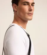 Remera slim de algodón negro con textura acanalada, cuello redondo y mangas cortas.