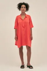 Túnica corta color coral de lino con cuello camisero y mangas cortas.