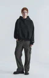 Pantalón cargo de pana color gris, de calce regular con seis bolsillos. Presenta cintura elástica y bolsillos laterales con solapa.