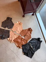 Short de cuero sintético color marrón, con cintura alta y corte ajustado.