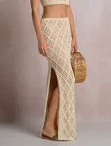 Falda larga de tejido calado marca Elan, color beige, con patrón geométrico de rombos y abertura lateral.
