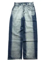 Jean de denim azul de corte regular fit y tiro alto, con efecto desgastado. Presenta estampados en color blanco: un diseño abstracto en el bolsillo trasero izquierdo, una cuadrícula en el bolsillo trasero derecho y un tigre en la parte inferior de la pierna derecha.
