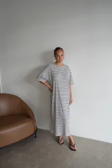 Vestido largo de viscosa con estampado de rayas horizontales blancas y negras, cuello redondo y mangas cortas.