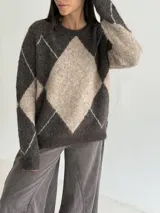 Sweater de tejido de punto con diseño de rombos en tonos chocolate y beige, de corte holgado y manga larga.