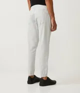 Pantalón jogger marrón liso con ajuste en la cintura.