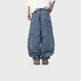 Jean ultra baggy de corte holgado y estilo cargo con bolsillos laterales y detalles de costuras y flecos.