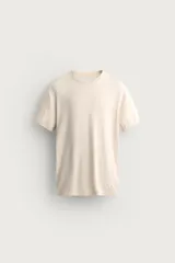 Remera de punto de manga corta con diseño de rayas horizontales finas en tonos marrón oscuro y negro, cuello redondo y terminaciones en rib negro.