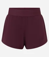 Short deportivo runner de la marca Get Over, color blanco, con cintura ancha elástica y bajo redondeado.