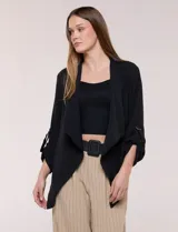Chaqueta liviana color beige de silueta fluida y diseño abierto, con solapa caída, cintura con cordón ajustable y mangas 3/4 con presilla y argolla metálica.