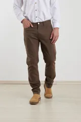 Pantalón de corte recto y estilo casual, confeccionado en sarga de algodón con elastano. Presenta diseño clásico de cinco bolsillos, cierre frontal con botón metálico y costuras reforzadas.