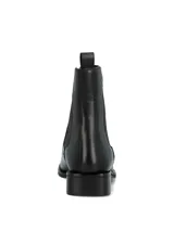 Bota tipo Chelsea de cuero negro, con paneles elásticos laterales y tirador en la parte trasera. Presenta un diseño de caña media con suela plana y taco bajo cuadrado.