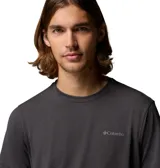 Remera técnica Columbia para hombre de color gris oscuro, de manga corta y cuello redondo, con pequeño logo impreso en el pecho.