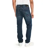 Jeans de hombre, corte slim, color azul oscuro con efecto lavado (dark stone). Presenta cierre de cremallera y botón, diseño de cinco bolsillos y parches con logo CAT en la cintura trasera y bolsillo trasero.