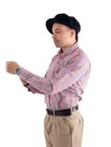 Camisa de hombre a cuadros rojos y blancos, de manga larga y corte clásico.