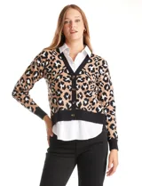 Buzo de la marca Ninety con estampado animal print en tonos beige, negro y blanco. Presenta cuello en V con solapa y botones frontales, simulando una camisa blanca debajo. Las mangas son largas y el ruedo también simula el de una camisa.