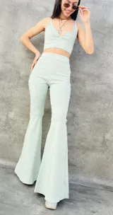 Pantalón Oxford de tiro alto, color rojo, con corte ajustado en la parte superior y acampanado en la parte inferior.