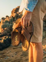 Sandalias Aura Olivo Whisky de cuero color marrón, con tiras cruzadas y plantilla acolchada.