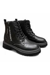 Bota de estilo militar en color tostado, con cordones frontales y suela track gruesa. Presenta un cierre lateral decorativo con tirador negro y letras estampadas.