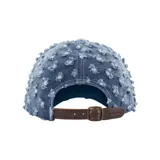 Gorra de denim color azul con efecto desgastado, detalles de strass repartidos por toda la superficie y la palabra 'Supreme' bordada en negro sobre la visera.