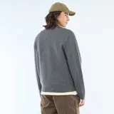 Campera de punto gris con cierre frontal completo, cuello redondo y puños acanalados.
