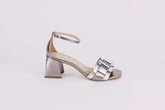 Sandalias doradas con taco bloque de 5 cm y capellada combinada en dorado y negro.