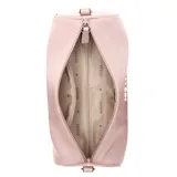 Cartera tipo bandolera Guess modelo Kassie, color rosado, con cierre superior, correa ajustable y logo de la marca en letras metálicas doradas en el frente.