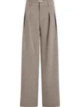 Pantalón de vestir color gris topo, de corte sastre y pierna ancha, con pinzas en la cintura y bolsillos laterales.