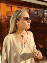 Buzo de tejido de punto color beige, de corte holgado y mangas largas.