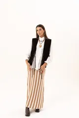 Falda larga tejida a rayas verticales color beige y blanco, con pretina elástica y tajos laterales.