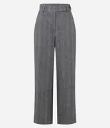 Pantalón de vestir de corte recto y tiro alto, confeccionado en tejido gris con textura tipo espiga. Presenta un diseño clásico con cierre frontal y trabillas para cinturón.