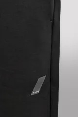 Pantalón jogger relaxed fit Zara Athleticz de tejido técnico compacto elástico con mezcla de algodón. Presenta cintura elástica ajustable con cordón, bolsillos laterales en la cadera, bolsillo trasero con cierre de cremallera, bajo ajustable con elástico y detalle de logo estampado en la pernera.