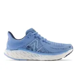 Championes de running New Balance Fresh Foam X 1080v12, color celeste con detalles en blanco.