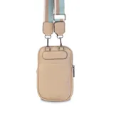 Phonebag color amarillo claro con textura granulada, cierre superior y bolsillo trasero tipo sobre. Incluye correa regulable y desmontable de galón con rayas en tonos marrones y beige.