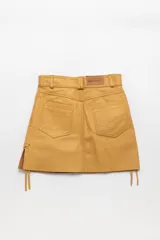 Minifalda color ocre de cuero con botón y presillas.