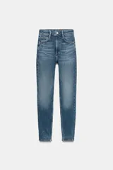 Jeans de tiro alto con corte skinny y largo tobillero. Presenta diseño clásico de cinco bolsillos, cierre frontal con cremallera y botón, con un acabado de lavado azul medio.