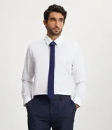 Corbata masculina modelo slim, confeccionada en tejido de satén liso de acabado satinado.
