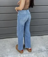 Pantalón de jean celeste de corte wide leg con lycra.