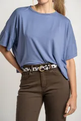 Remera celeste de corte amplio con mangas cortas con volados.