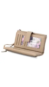 Billetera Lincoln's de mujer en color negro, confeccionada en símil cuero con textura granulada. Presenta un diseño rectangular con cierre de broche, bolsillo frontal con cierre metálico, correa de mano extraíble y logo de la marca grabado en el frente.