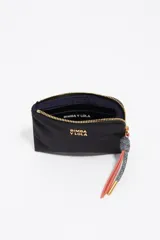 Monedero compacto de Bimba y Lola en color bordó, con cierre de cremallera superior y logo metálico dorado en el frente.