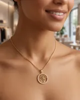 Collar de bronce con cadena fina dorada y dije circular colgante con diseño del Árbol de la Vida y borde con incrustaciones de circonia.