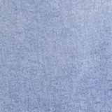 Bermuda de jean azul claro con diseño clásico, tiro medio y dobladillo deshilachado con roturas sutiles.